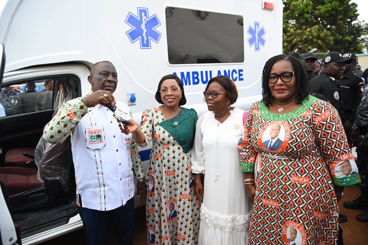 Bondoukou : Dominique Ouattara couvre les femmes de dons