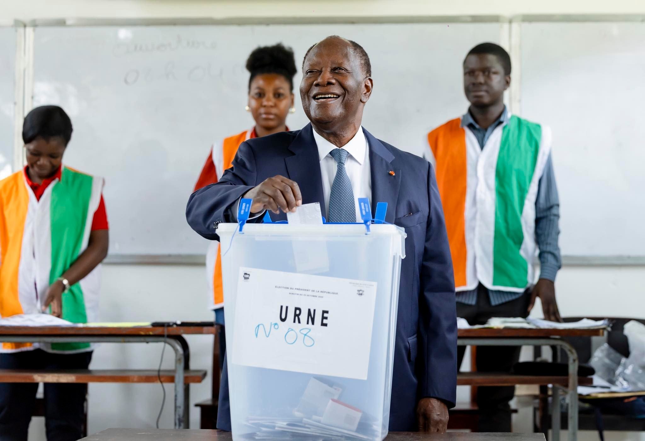 Présidentielle 2025 : Alassane Ouattara accomplit son devoir citoyen et invite ses compatriotes à aller « à aller voter dans la paix »
