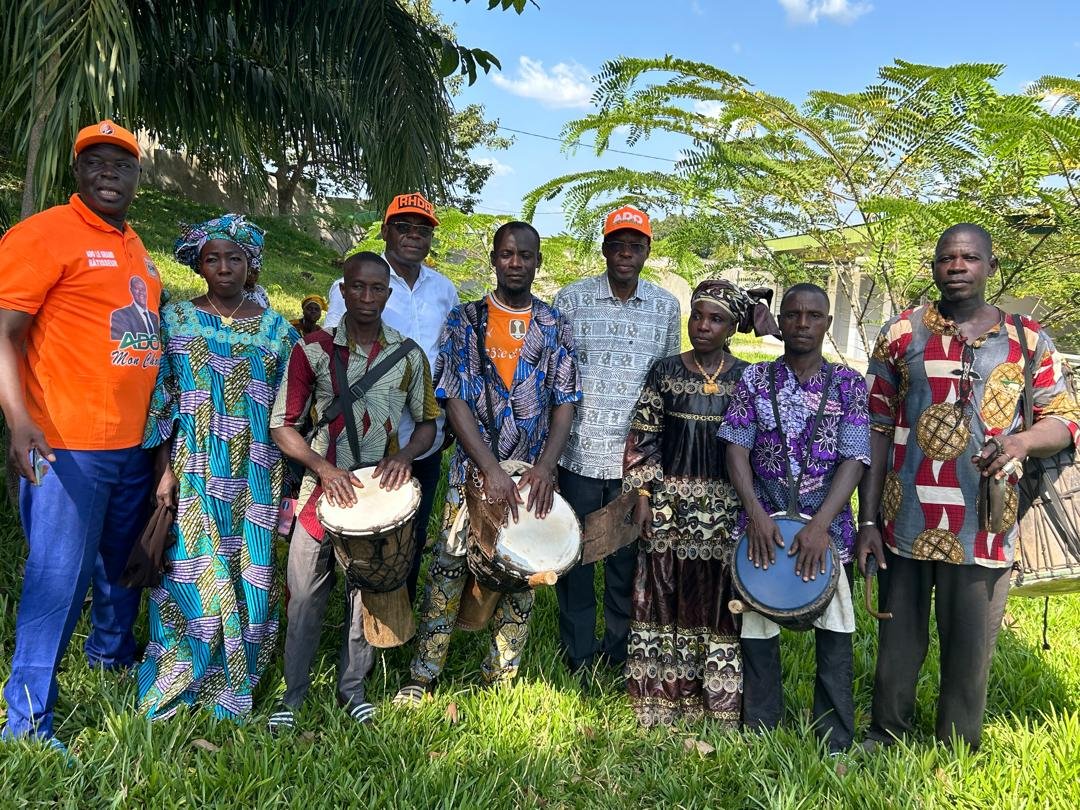Présidentielle 2025 : Chants et danses pour célébrer la victoire d’Alassane Ouattara à Gbémazo