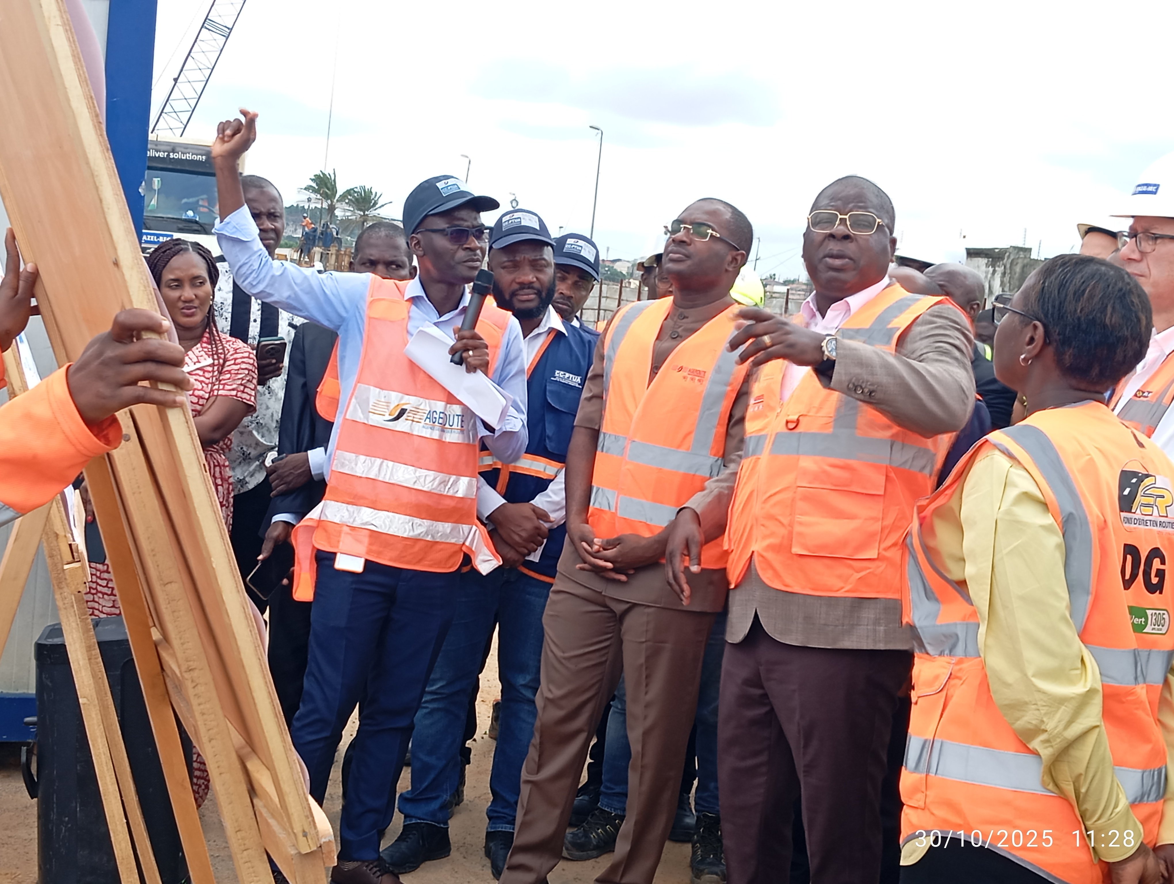 Boulevard Germain Coffi Gadeau : Dr Amedé Kouakou satisfait de l’avancement des travaux de construction des trois échangeurs, employant plus 500 personnes