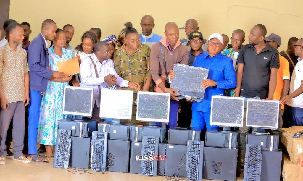 Sorobango et Tagadi : Le député Kouassi Koffi Kra Paulin équipe les établissements scolaires en matériel informatique Sorobango et Tagadi : Le député Kouassi Koffi Kra Paulin équipe les établissements scolaires en matériel informatique