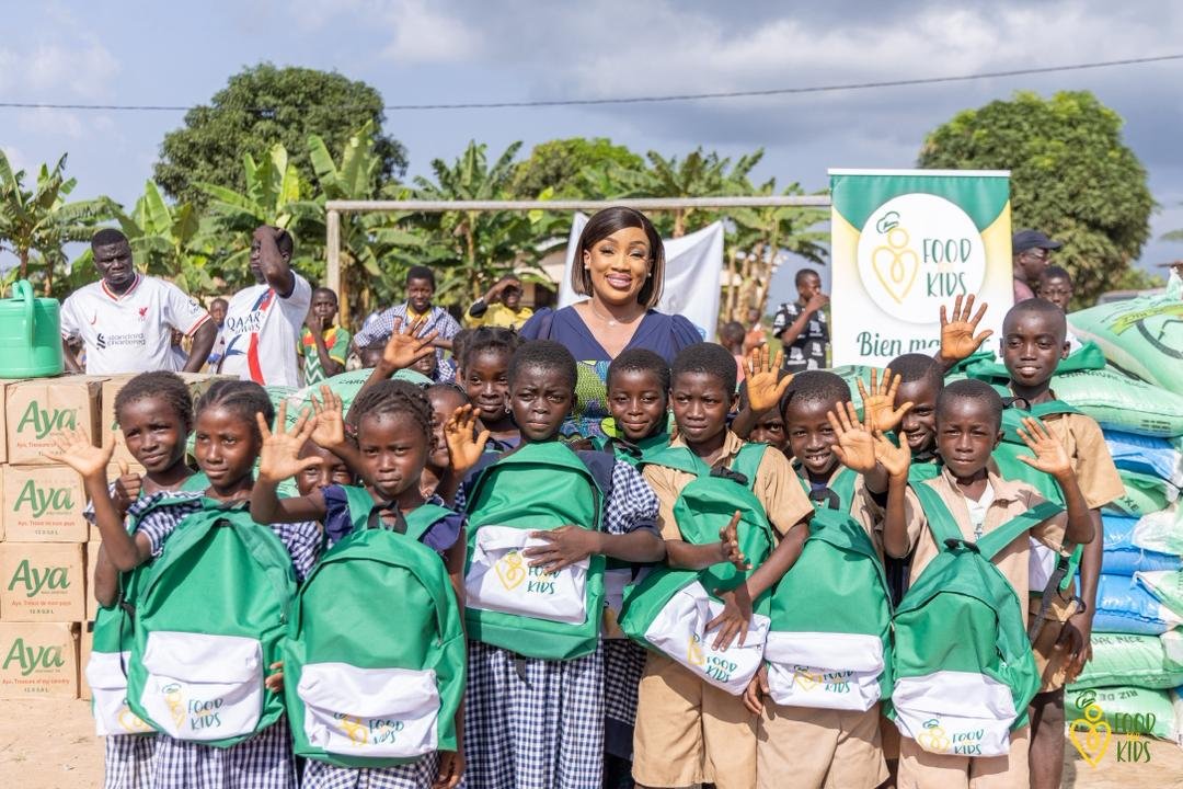 Journée mondiale de l’enfance : L’ONG Food For Kids offre des vivres et non vivres aux écoliers de Hermankono-Wagana