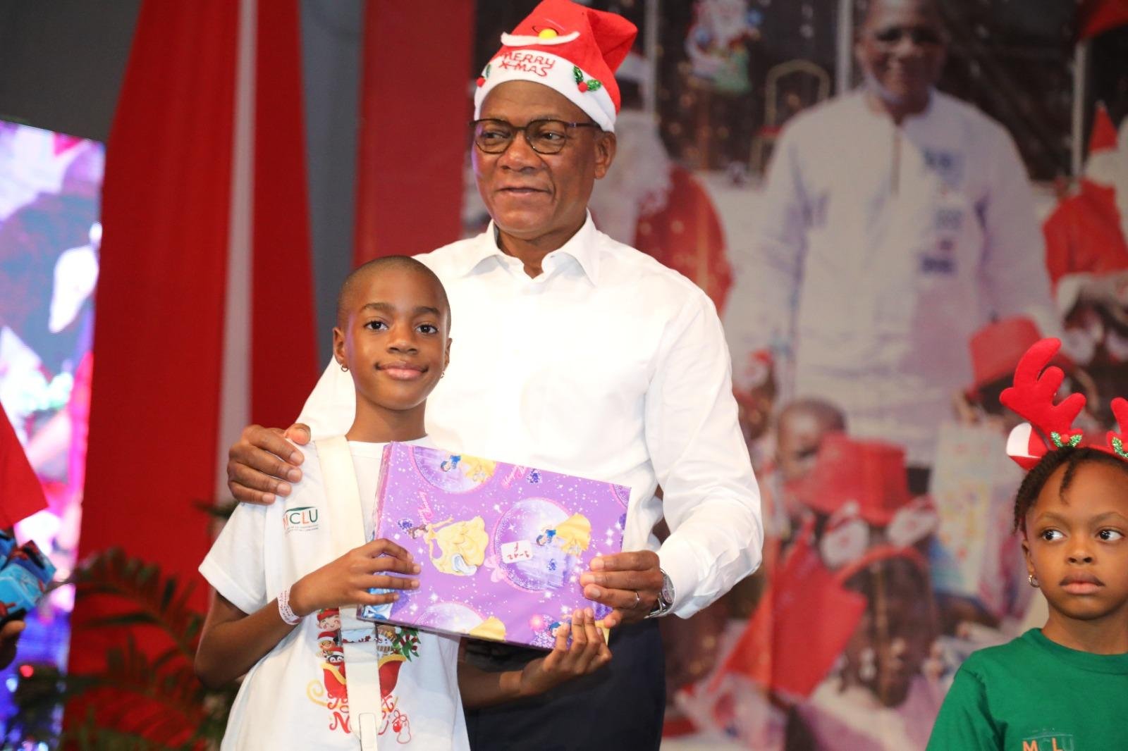 Arbre de Noël 2025 : Bruno Nabagné Koné émerveille les enfants de ses collaborateurs