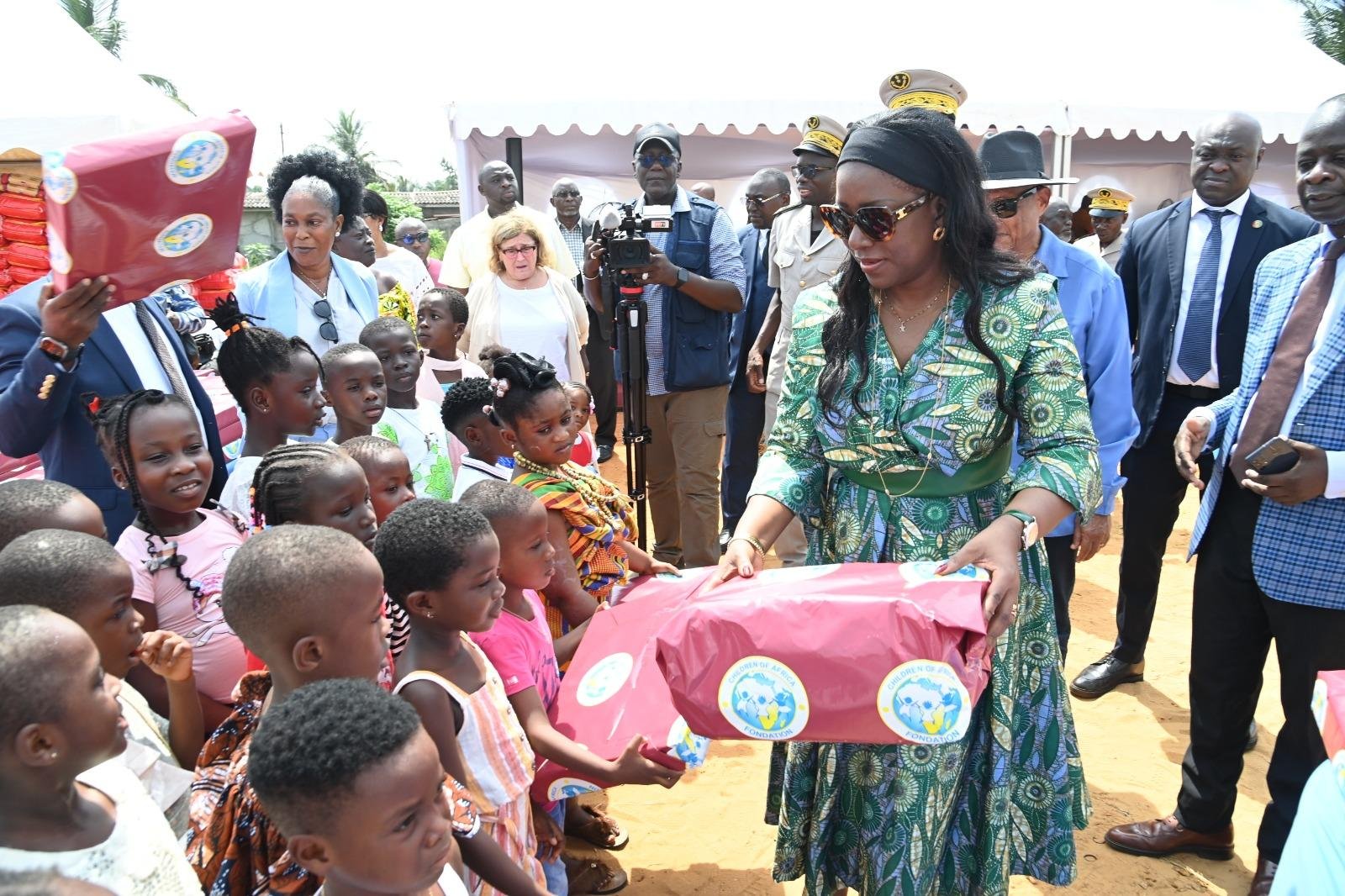 Assinie : Dominique Ouattara offre 38 millions FCFA de dons aux populations