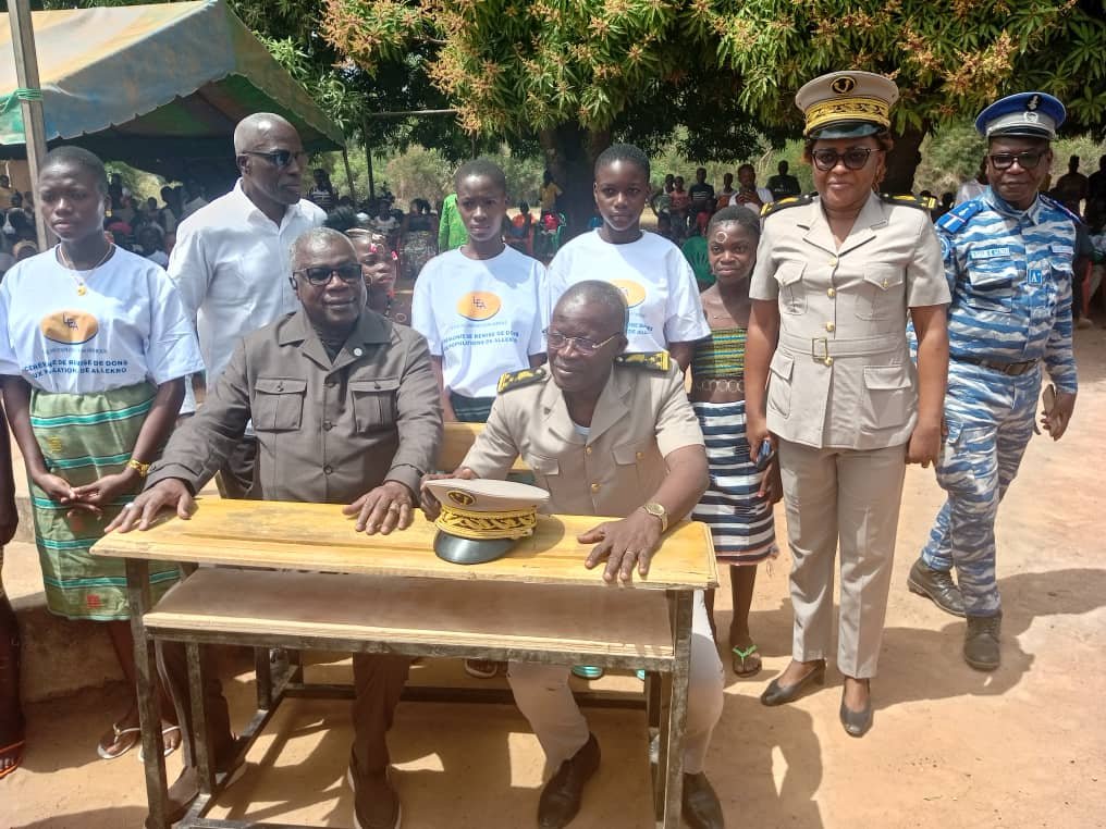 Bodokro : Le PDG de Lagune Exploration Afrique offre 100 tables-bancs à l’école d’Allèkro