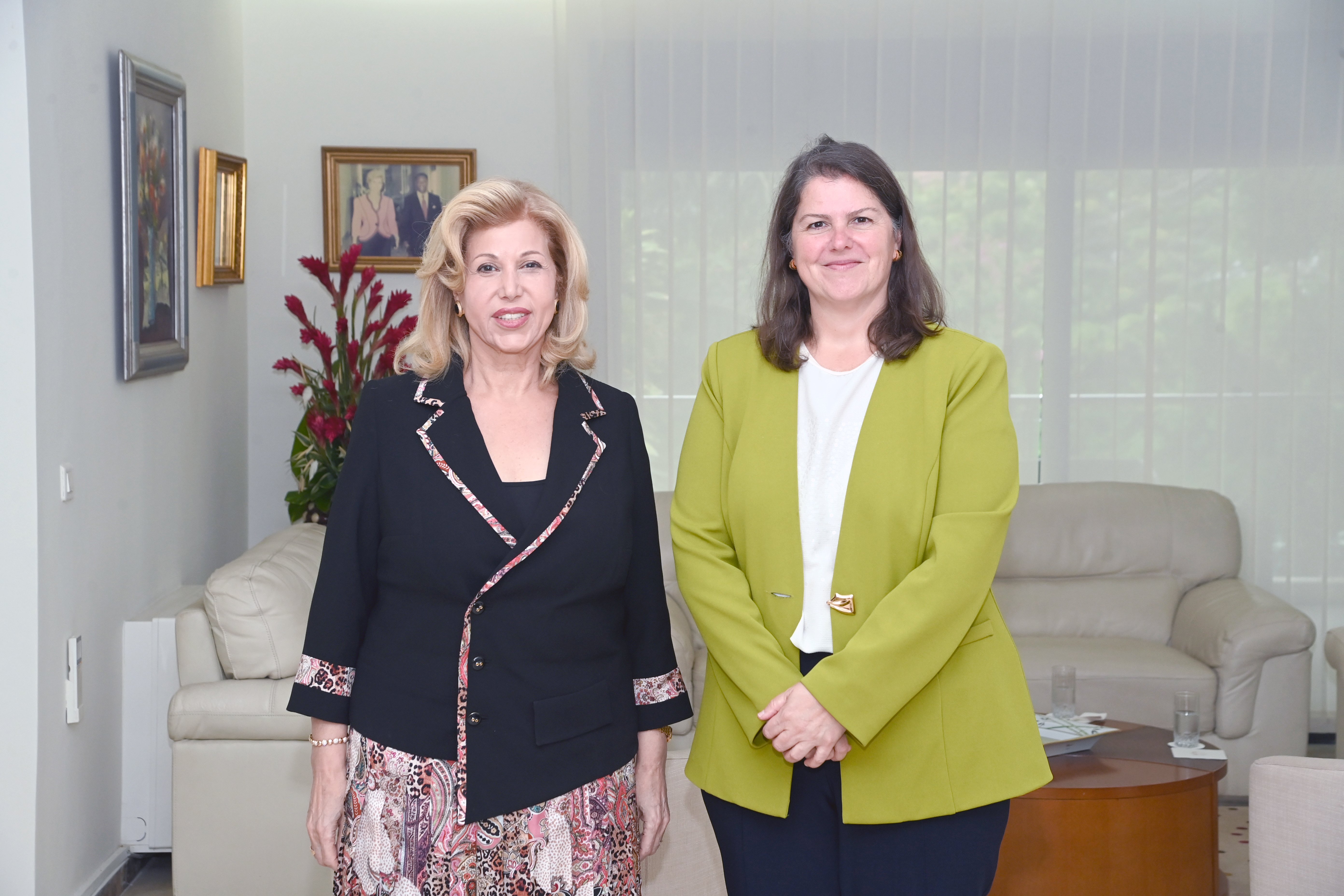 Diplomatie : Six mois après son arrivé, l’ambassadrice du Canada rencontre la Première Dame