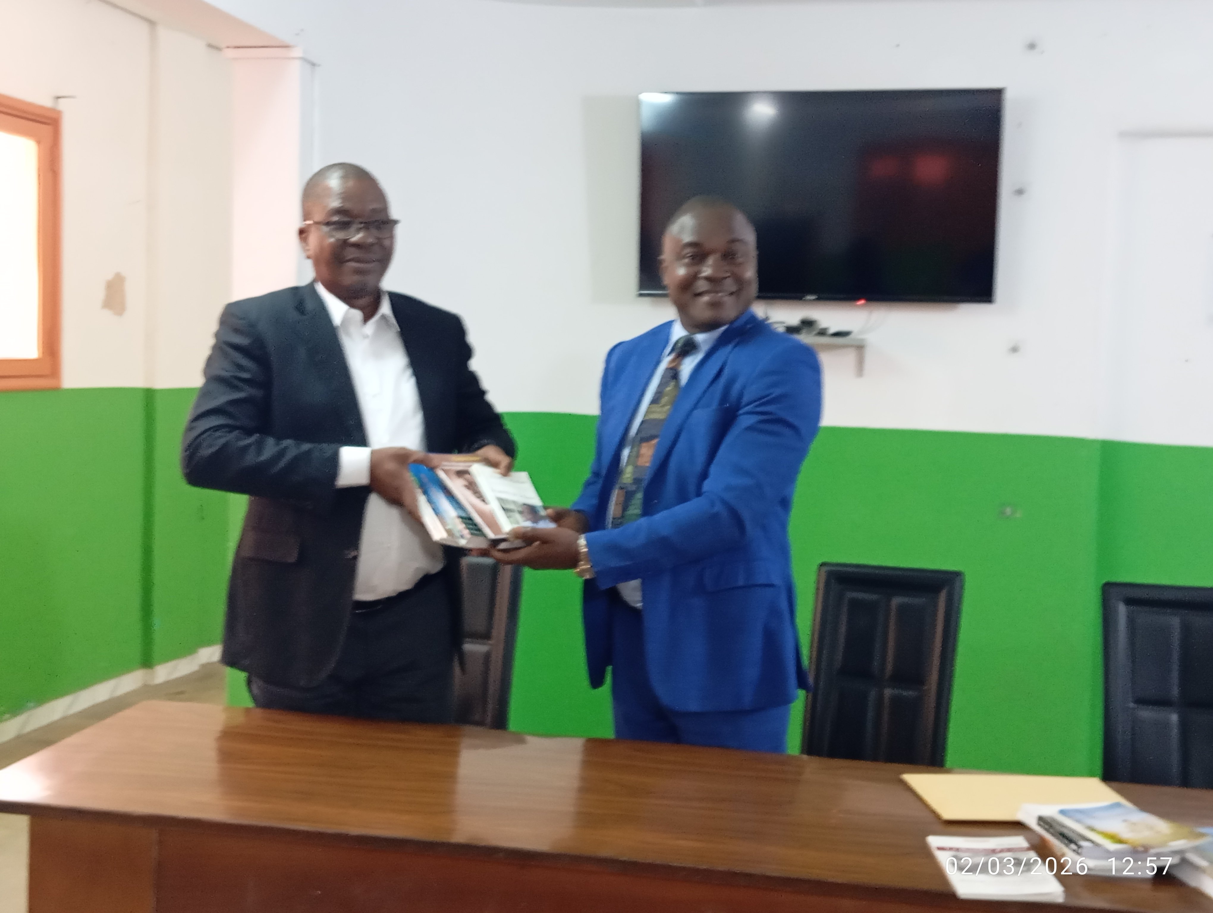 "Prix Charles Pemont de l’Excellence" 2025 : Le Patriote reçoit un lot de livres du promoteur pour la promotion du prix