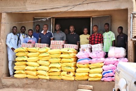 Bondoukou : Jean Stéphane Akichi, coordonnateur régional UJ-RHDP, offre des vivres aux jeunes pour le carême et le ramadan