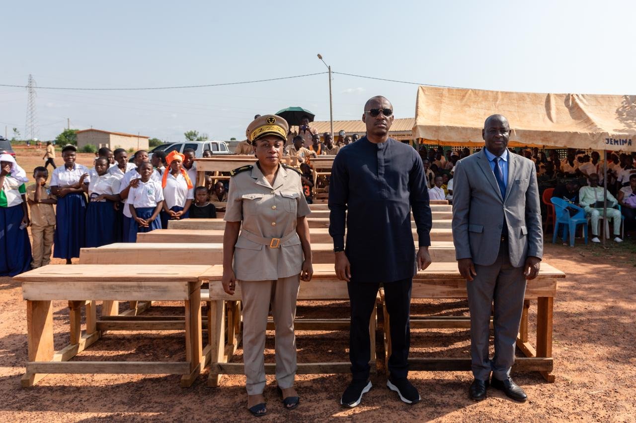 Conseil régional du Haut-Sassandra : Mamadou Touré équipe des organisations et distribue plus de 4700 tables-bancs
