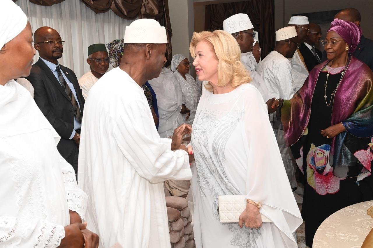 Soutien : La Première Dame Dominique Ouattara présente ses condoléances à Aly Coulibaly et son épouse