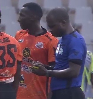 Croc-en-jambe : Scandale