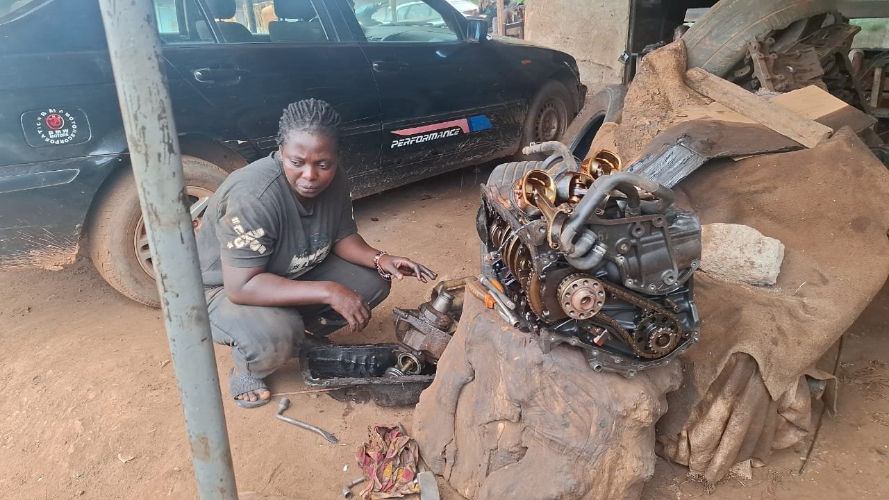 A la découverte de… Métiers et genre à Guiglo : Guissou Oslo Françoise, la seule femme mécanicienne automobile, brise les stéréotypes
