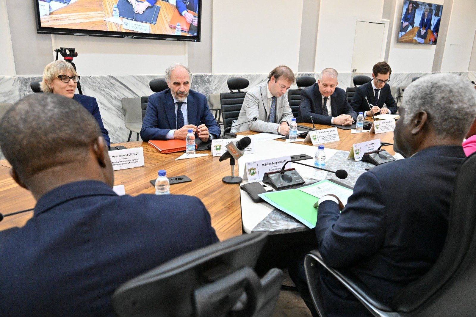 Coopération Côte d’Ivoire–Italie : Le Premier ministre Beugré Mambé échange avec une délégation italienne de haut niveau